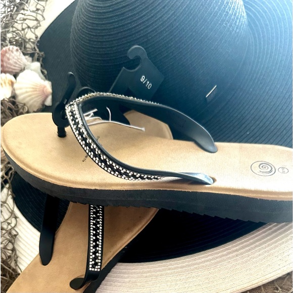 NWT! FUN JEWELED FLIP FLOPS. SIZE 9/10 - Picture 2 of 5